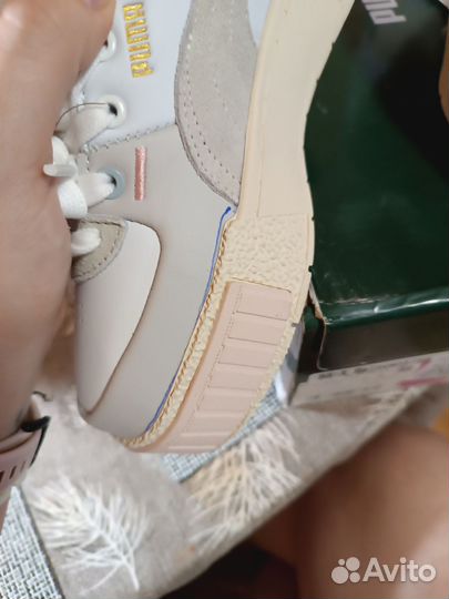 Кроссовки женские