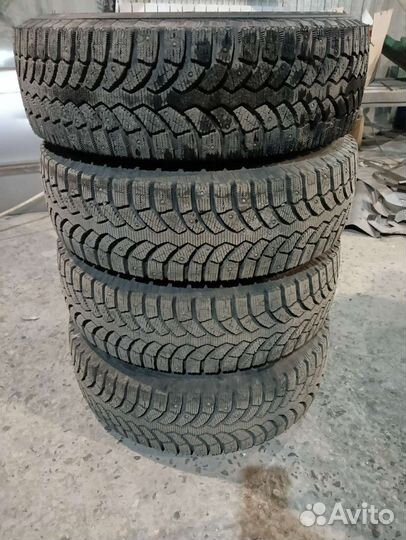 Bridgestone Blizzak Spike-01 205/70 R15 96T