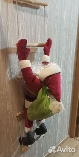 Дед мороз на лестнице