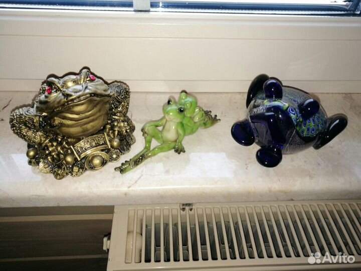 Коллекция фигурок лягушек