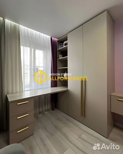 Стол у окна на заказ