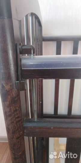 Детская кроватка с маятником