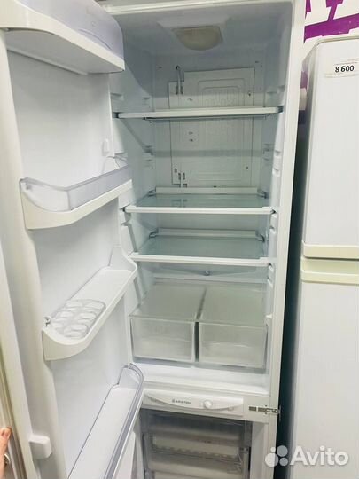 Встраиваемый Холодильник Ariston