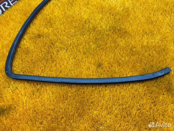 Уплотнитель двери передний правый Subaru Impreza