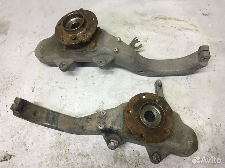 Кулак поворотный передний BMW X5 X6 E70 E71