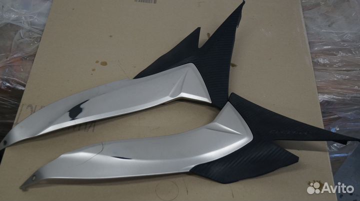 Накладка рамы бок лев gsxr1000 09- 47510-47H00-YUS