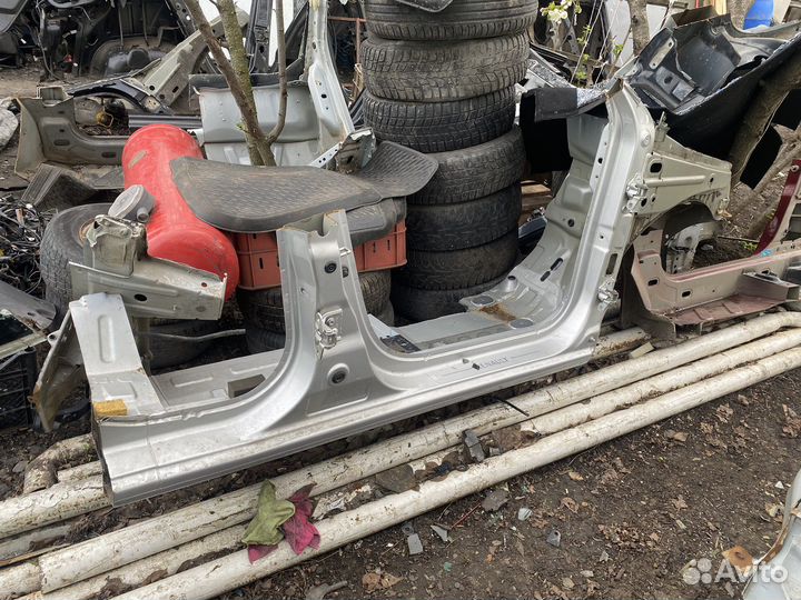 Правый порог Рено - Логан - 2