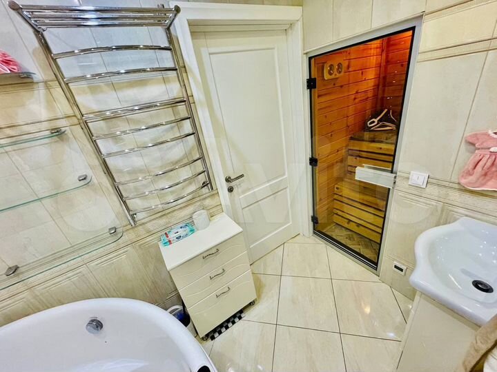 3-к. квартира, 100 м², 3/16 эт.