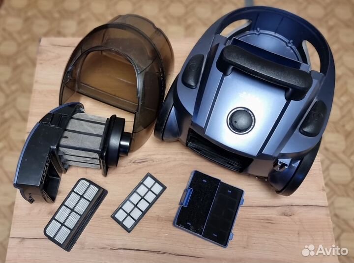 Пылесос с аквафильтром Shivaki SVC 1748B