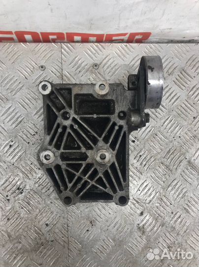 Кронштейн генератора Ниссан Блюберд Силфи