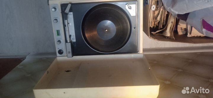 Виниловые пластинки и проигрыватель