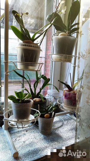 Металлическая подставка для цветов на подоконник