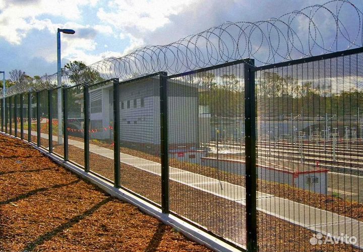 Забор из 3D сетки с металлическими столбами качест