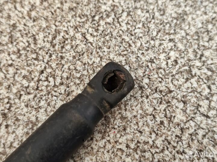 Упор багажника левый Kia Picanto 1