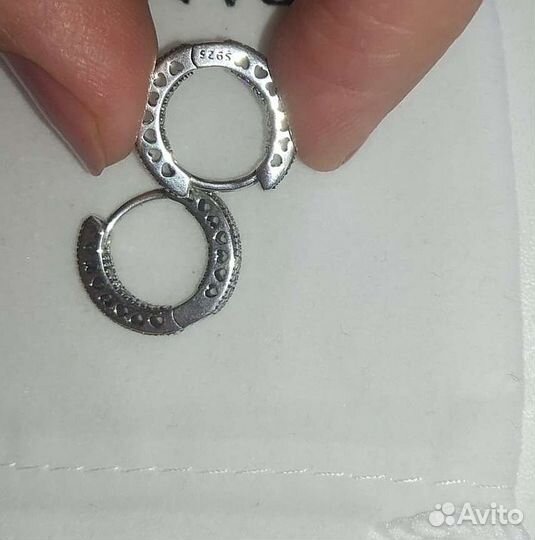 Пандора серьги логомания