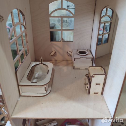 Большой кукольный домик с мебелью