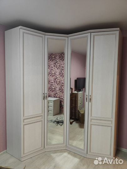 Угловой шкаф белый