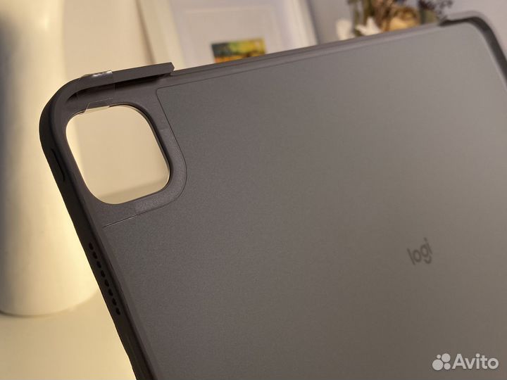 Logitech Combo Touch iPad 11 Pro Sand