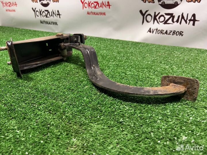 Педаль сцепления на Hyundai Accent