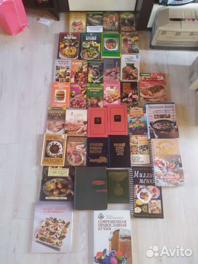 Много разных книг, сказки, фантастика,детектив, и