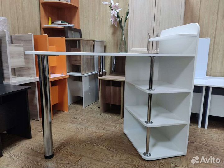Маникюрный стол