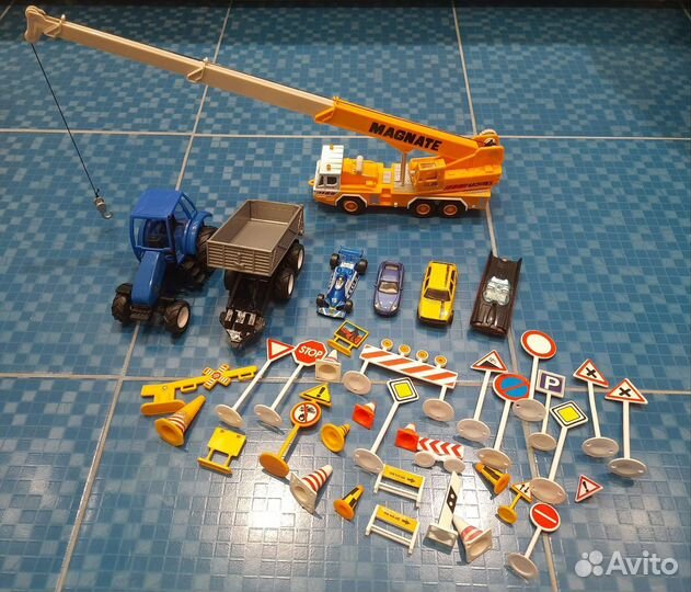 Трактор с прицепом кран автомобили дорожные знаки