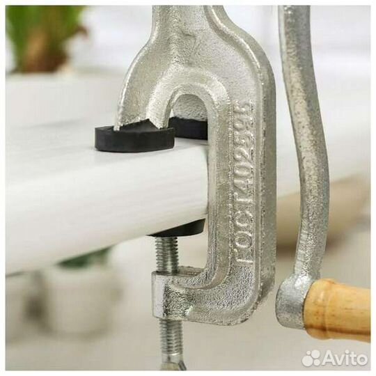 Мясорубка ручная чугунная