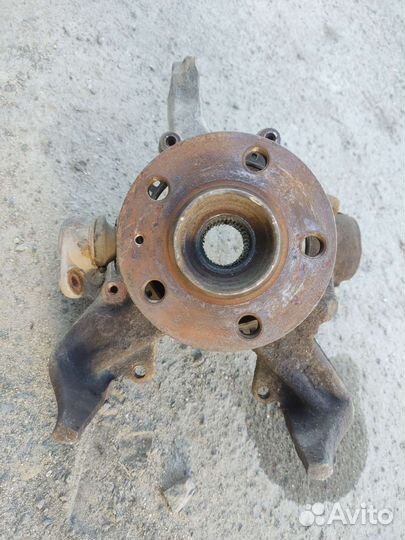 Поворотный кулак правый со ступицей Skoda Octavia