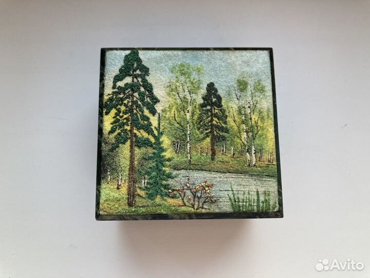 Шкатулка из змеевика с каменной крошкой на крышке