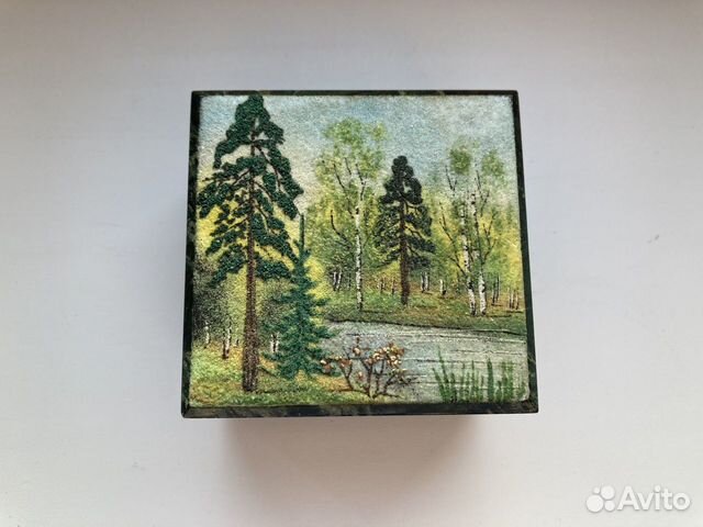 Шкатулка из змеевика с каменной крошкой на крышке