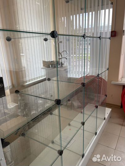 Стеклянный стеллаж витрина