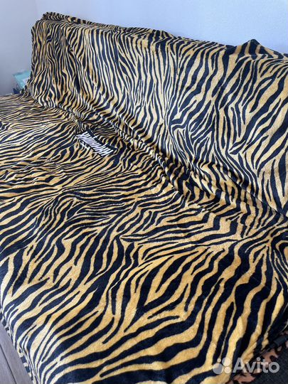 Дерзкий плед на диван тигровый