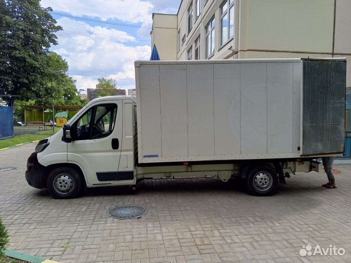 Водитель на своем грузовом авто