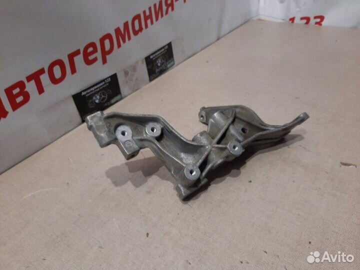 Кронштейн Mercedes C180 C204 271.820 2012