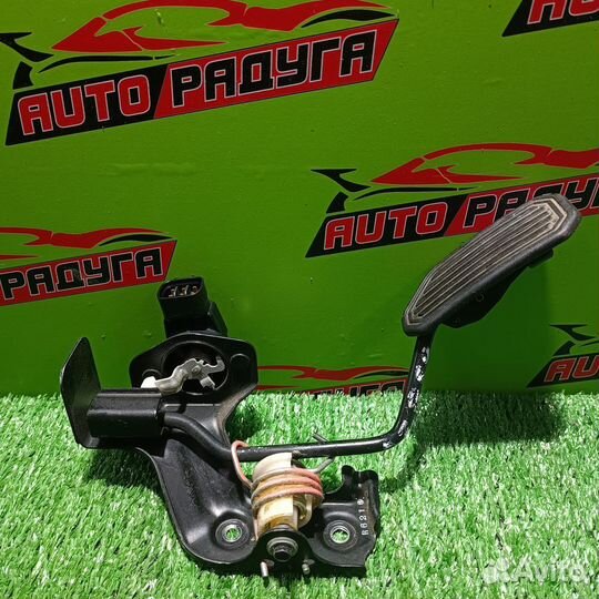 Педаль подачи топлива toyota AZR60G, AZR65G noah