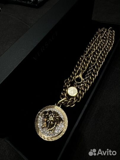 Ожерелье с кулоном Versace