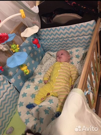 Детская кроватка с маятником