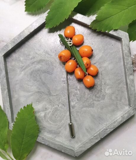 Брошь-игла с облепихой, ручной 6