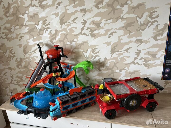 Hot wheels трасса трек парковка трамплин набор