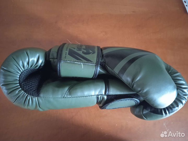 Боксерские перчатки venum