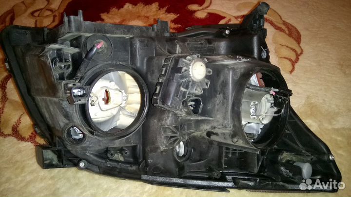 Фара на тойота авенсис