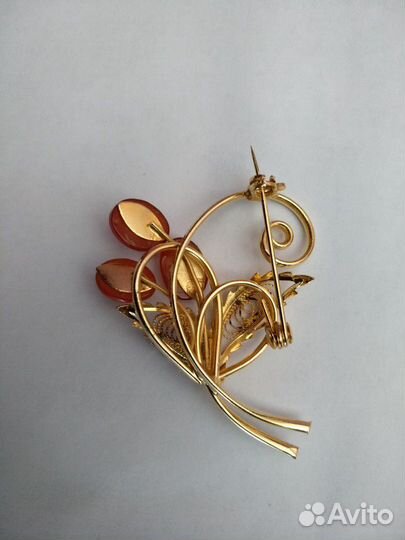 Брошь с камнями