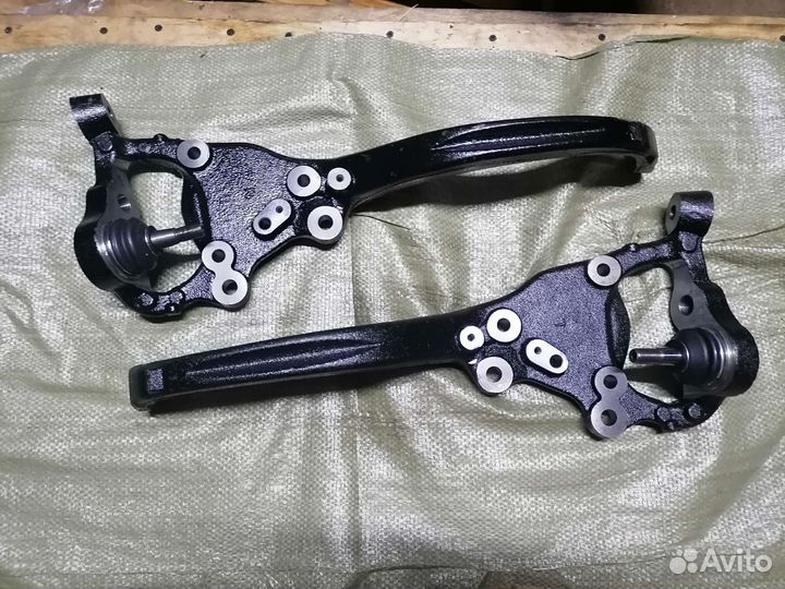 Кулак перед Dodge Challenger RWD