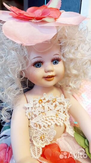 Кукла фарфоровая