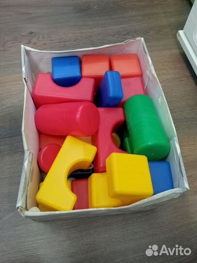 Детские игрушки (кубики, конструктор, машинки)