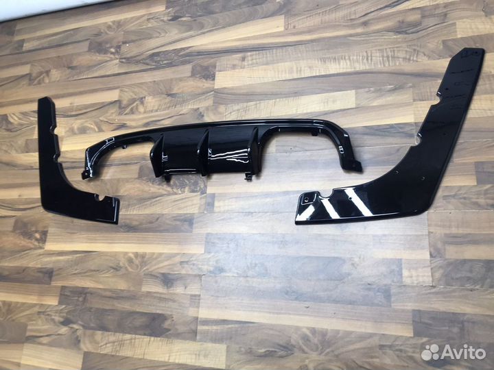 Диффузор BMW F80 F82 черный глянец