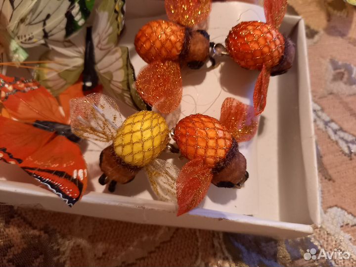 Бабочки и пчёлка