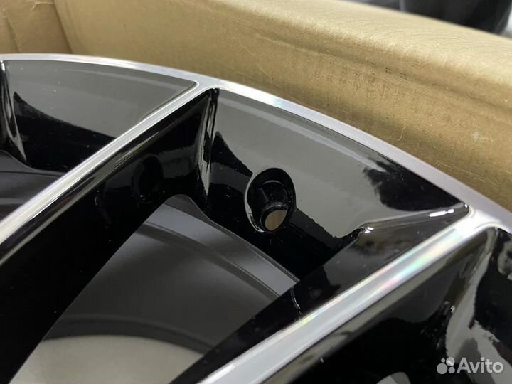 Один новый оригинал Mercedes-Benz GLE V167 R21