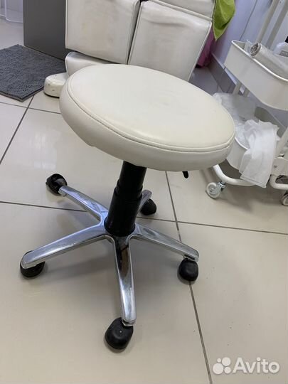 Стул для мастера педикюра
