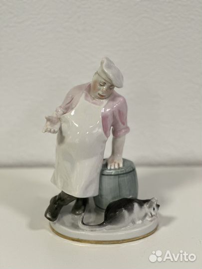 Фарфоровая статуэтка повар с кошкой